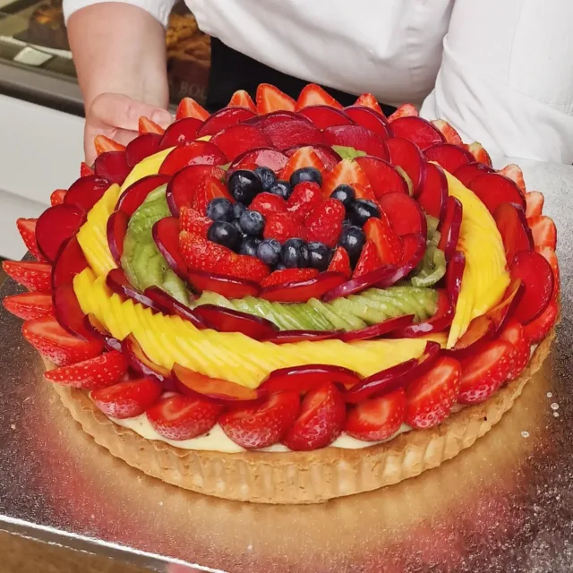 A fruit tart should be just as beautiful as it is delicious.  Our handcrafted Crostata di Frutta starts with buttery sweet pastry, filled with silky vanilla pastry cream, then carefully decorated by hand with the freshest seasonal fruits.  Every slice is light, refreshing, and made fresh in our London pâtisserie.  Which fruit would you pick first?  💻 Order online via the link in our bio.  #Crostata #FruitTart #FruitTartLondon