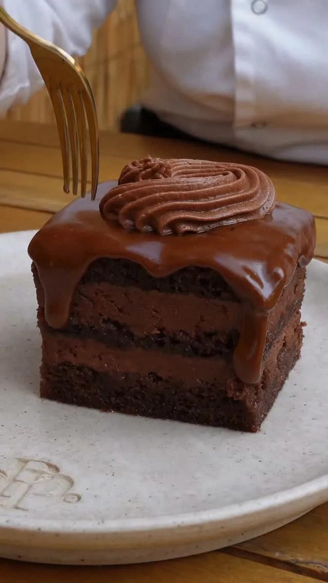 Have you tried Amandina yet?  One of those cakes that instantly takes us back to our childhood in Romania. 🇷🇴  Chocolate sponge soaked with rum-flavoured syrup, rich chocolate filling and that unmistakable chocolate fondant glaze on top.
It’s rich, soft, chocolatey… and very hard to stop at one bite.  And if you’ve ever wanted to learn how to make a proper Amandina, we’ve got something coming…  The full recipe & step-by-step video is coming soon to our YouTube channel.  Who remembers Amandina from their childhood?  #Amandina #RomanianDesserts #RomanianFood #ChocolateCake #Patisserie