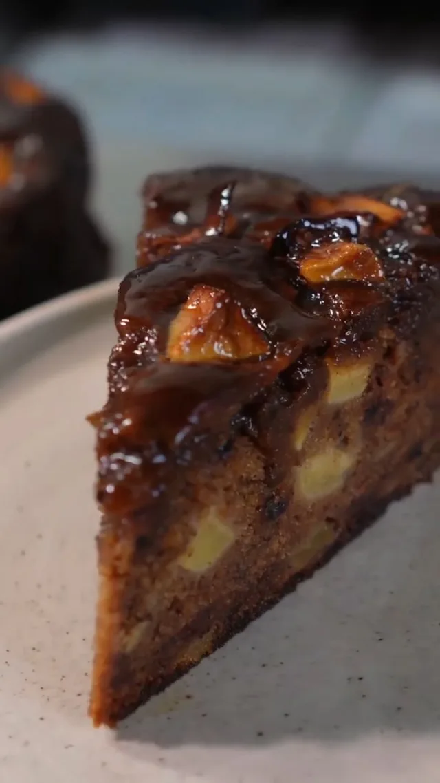 Sticky, gooey, packed with apples… this is our Sticky Toffee Apple Cake.  Geanina first discovered sticky toffee pudding while working as a pastry chef in London more than 15 years ago.  She loved it so much that years later she transformed that idea into a cake of her own.  Dates for moisture and that deep caramel flavour.
Plenty of fresh apples.  And our homemade sticky toffee sauce poured over the top.
The result? Rich, moist, fruity and seriously sticky.  And now Geanina is sharing the full recipe, ingredients and step-by-step process on our YouTube channel.  Save this Reel if you want to try it!  #stickytoffeepudding #pudding #cake #applecake
